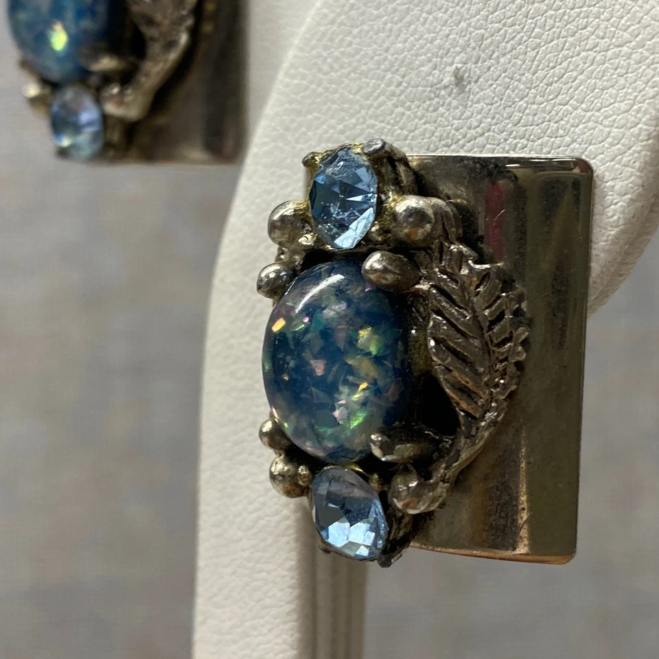 Vintage Silver Tone Blue Foil Cabochon Stone Leaf Design Clip On Earrings - Image 4 of 4