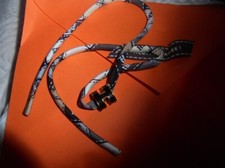 Lien en soie d'Hermès avec  pendentif mini pop  noir/doré