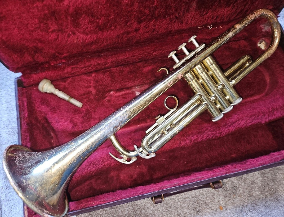 Yamaha YTR-2320 Trumpet. Japan. Fair/Good condition. With case