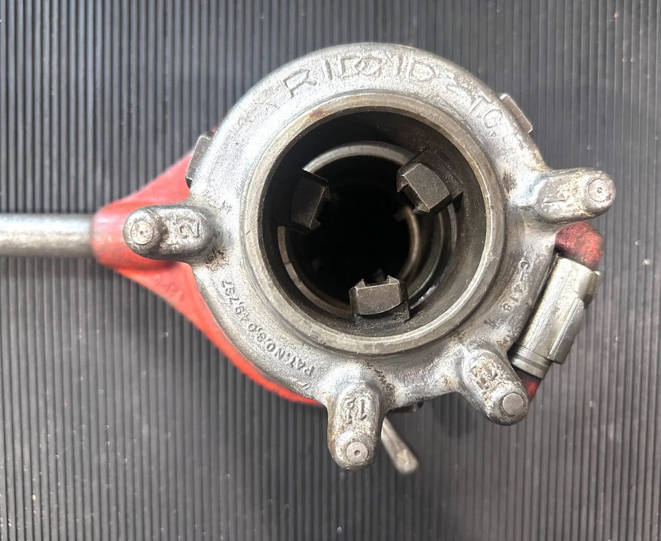 RIDGID  65R-TC Manual Receding Pipe Threader Dual Handle 1" to 2"  USA  [0005] - Image 2 of 4