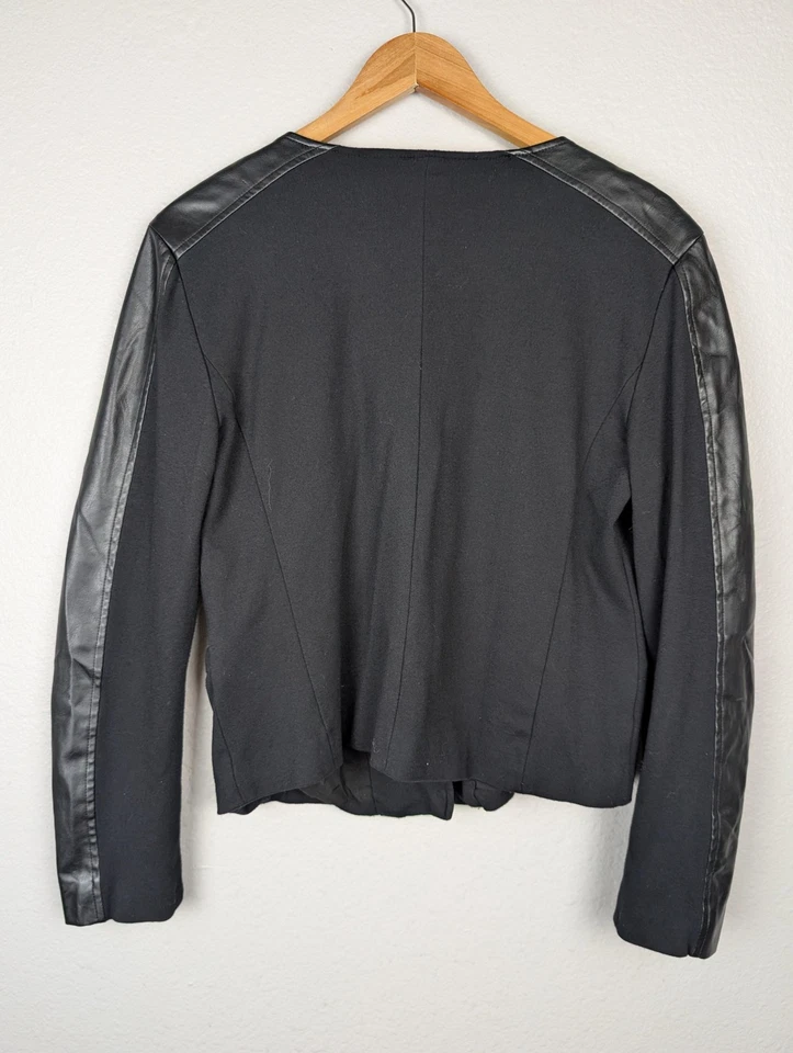 Chaqueta Ann Taylor Factory para mujer mediana negra imitación cuero moto bolsillos con cremallera Foto 2 de 4