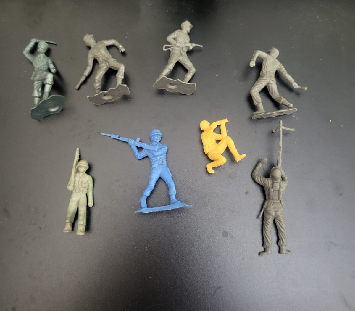 plastic army men vintage figures - 10 pieces - see pics - CAT NOT INCLUDED!