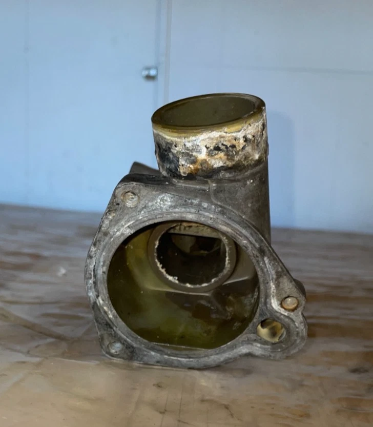 1977–1985 Mercedes-Benz Diesel 3.0L 300D OEM Thermostat Housing Assembly - Image 4 of 4