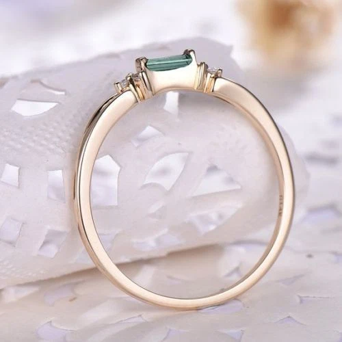 模拟绿色翡翠极简主义订婚戒指 14k 镀黄金 — 第 4/4 张图片