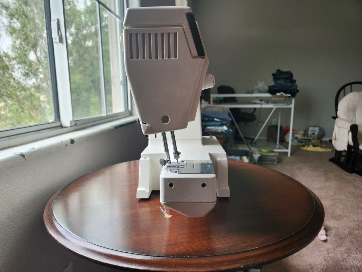 Singer Portable Zig-Zag Sewing Machine Model 4622A for parts or