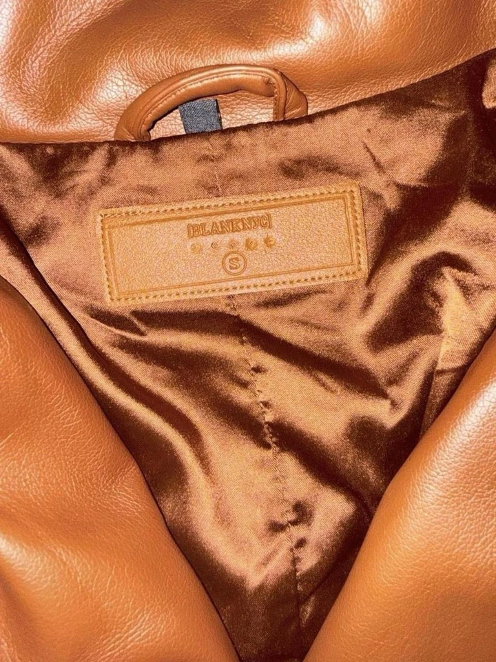 Blazer para mujer BlankNYC plisado talla pequeña chaqueta marrón Foto 3 de 4