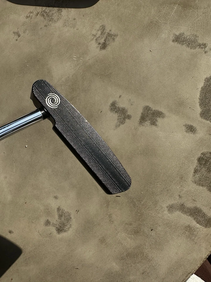 Palos de golf putter Odyssey Black Series Tour Design #1 ancho 33 pulgadas Foto 2 de 4