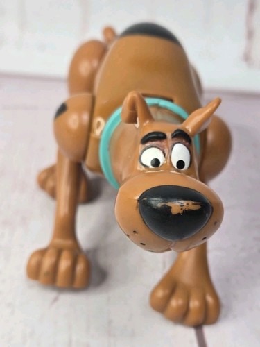 1999 Scooby-Doo Hanna-Barbara Equity Group Sneaking Poseable Figurine Dog - Picture 2 of 9