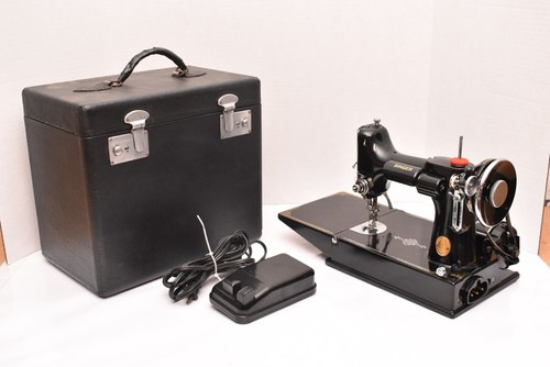 1937 SINGER 221 FEATHERWEIGHT SEWING MACHINE W Pedal & Case Vintage Scroll Face
