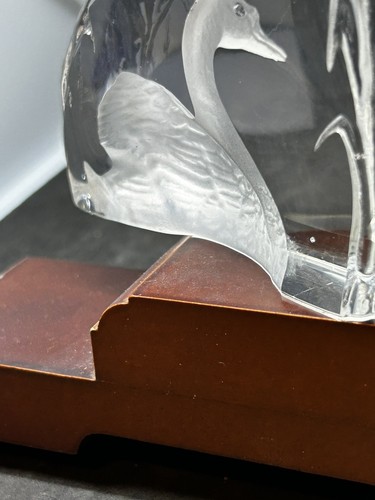 Beautiful Glass Etched / Hollowed Back Swan Paperweight - Picture 8 of 11