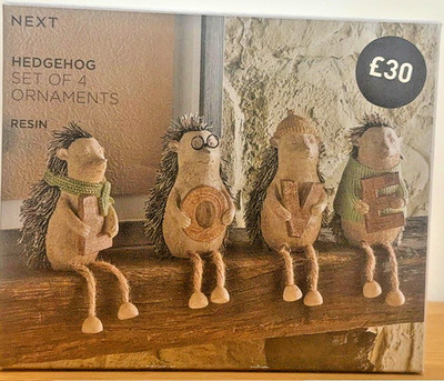 NEXT baumelnde Beine IGEL x4 Monogramm Buchstaben LIEBE Familie Spruch Ornament