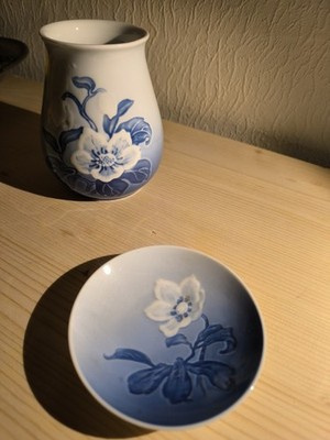 Vase mit Christrose von B&G und Kleiner Teller mit Blumen