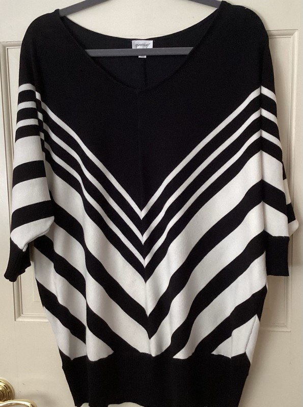 Women’s Avenue Dolman Sleeve Top 14/16 Black & White V Neck Cheveron Stripe