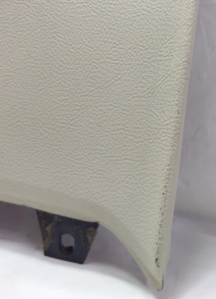 06-11 Cadillac DTS Beige LH Conductor Inferior Bajo el tablero Rodillera Cubierta 25759875 Foto 3 de 4