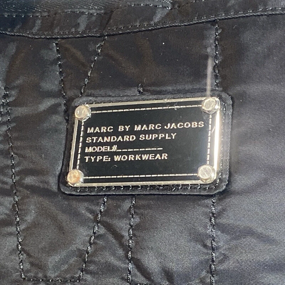 Bolso tecnológico de nailon negro acolchado ropa de trabajo de suministro estándar Marc Jacobs para mujer Foto 2 de 4