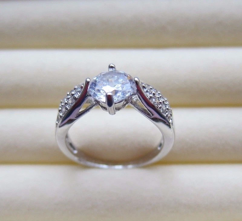 Anillo solitario de oro blanco de 18 quilates lleno de cristal de circonita cúbica - Reino Unido talla L o J. Foto 4 de 4