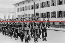 F016950 Soldaten der Freiwilligenlegion Flandern marschieren neben Kaserne 2.WK