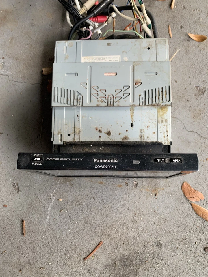 Panasonic CQ-VD7003U In-dash DVD receiver w 7" widescreen LCD monitor (4 parts) - Image 3 of 4