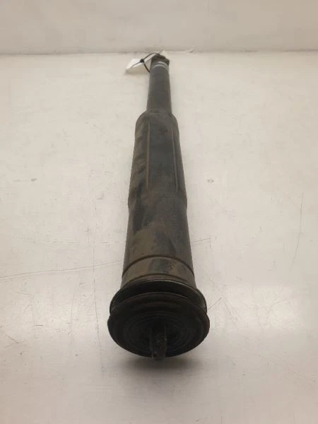 Toyota Prius C 2013 dos 1,5 L tracción delantera en el lado del conductor amortiguador trasero  Foto 4 de 4