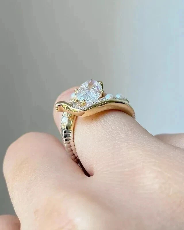 Anillo de compromiso de diamantes de corte ovalado de 2,50 quilates enchapado en oro amarillo de 14 quilates Foto 3 de 4