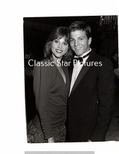 S160 Leigh Taylor Young of Dallas Patrick O'Neal 7 x 9 candid close up photo