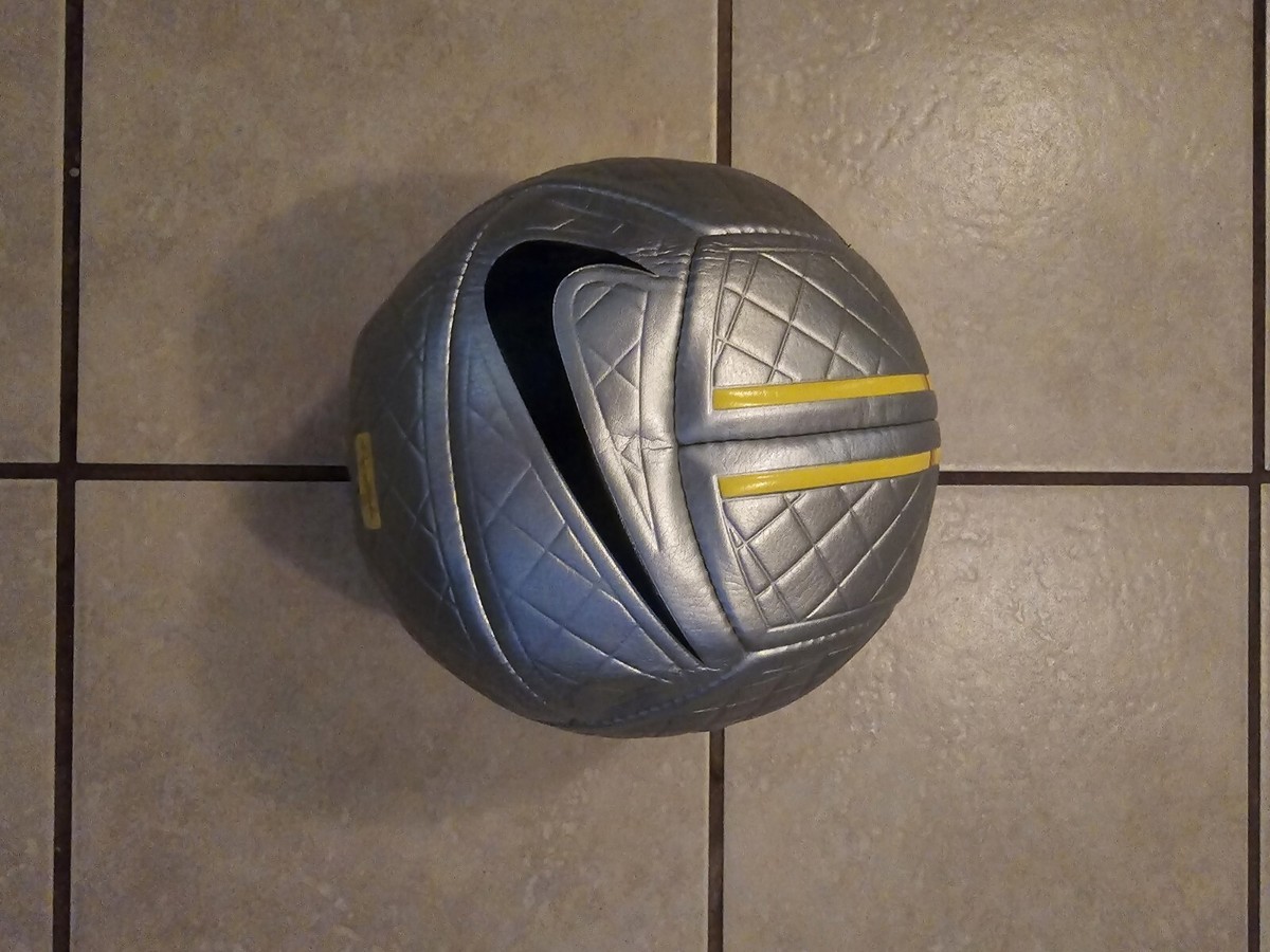 ロナウジーニョ×ナイキ限定ボール NIKE ロナウジーニョ サッカーボール5,000個限定品 NIKE