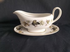 Vintage Royal Doulton Larchmont Sauciere und Untertasse