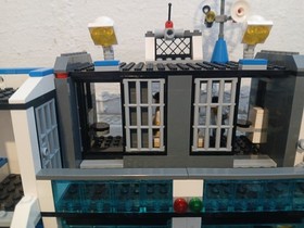 LEGO City: Police Station (7498) Complete Retired Set W/ Instructions