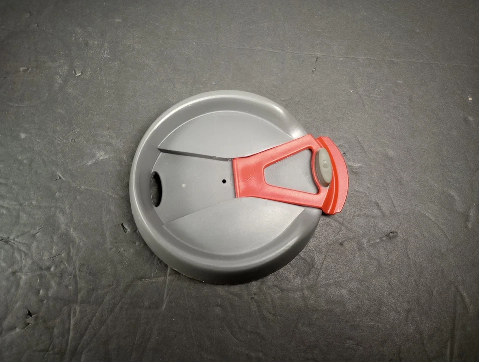 Taza vaso compuesto de acero inoxidable aislado Bubba Keg 52 oz gris y rojo con abierto Foto 4 de 4