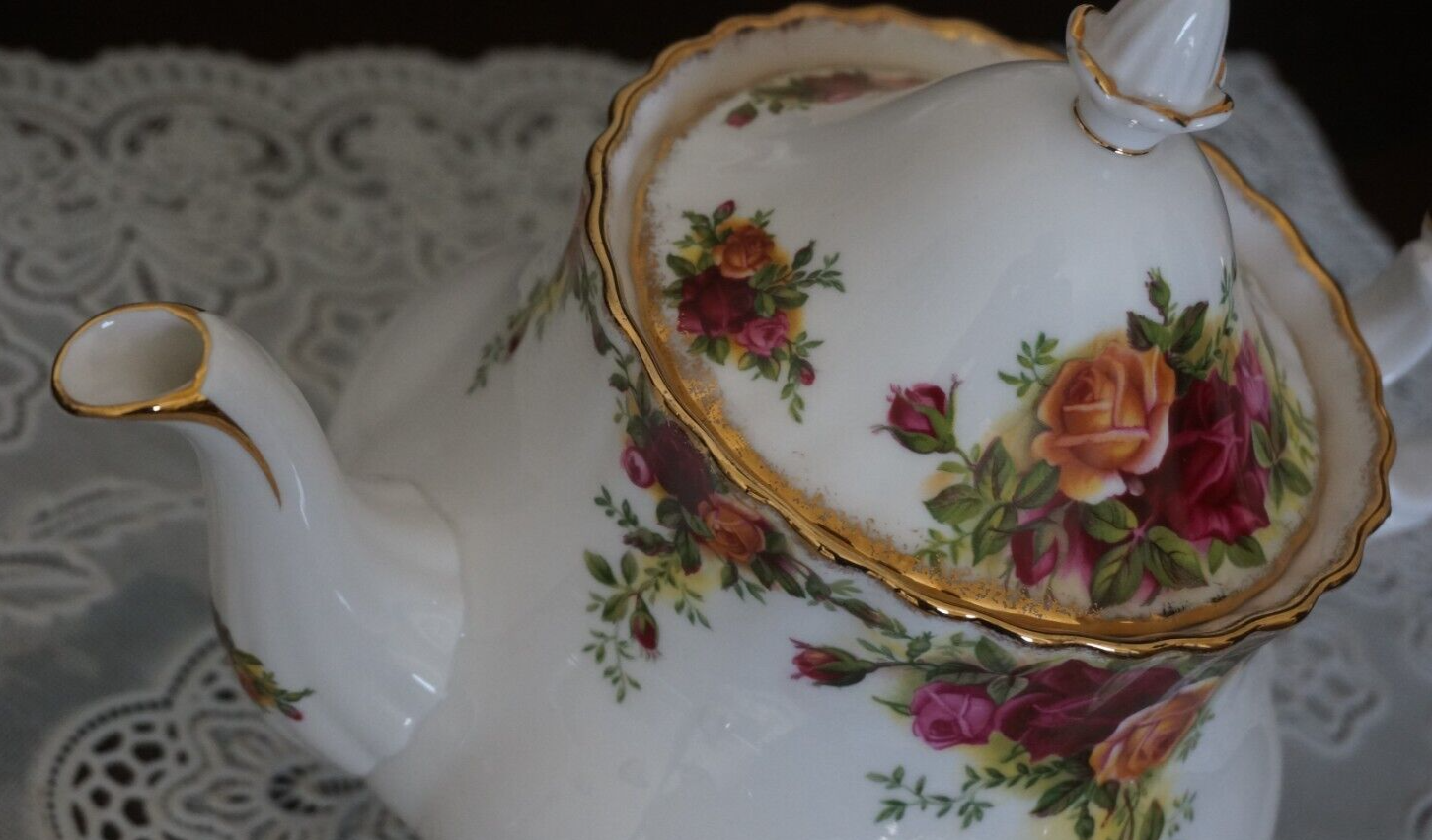 VINTAGE Royal Albert Bone China Old Country Roses Medium Teapot