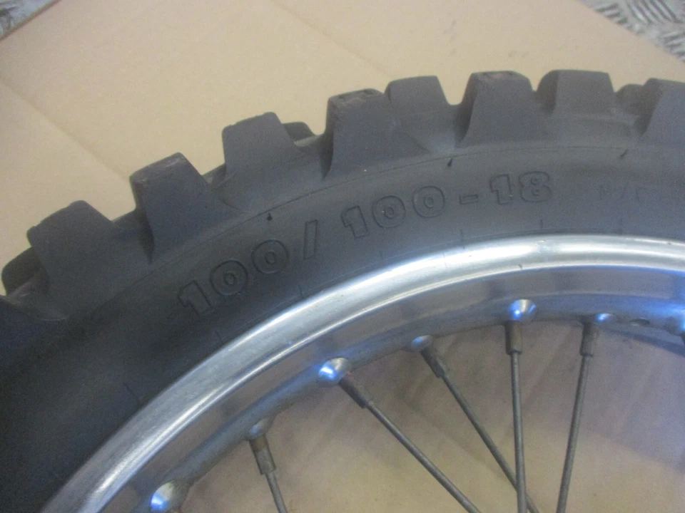 Roue arrière avec pneu Michelin en bon état pour Honda 125 XLS - XR - Photo 3/4