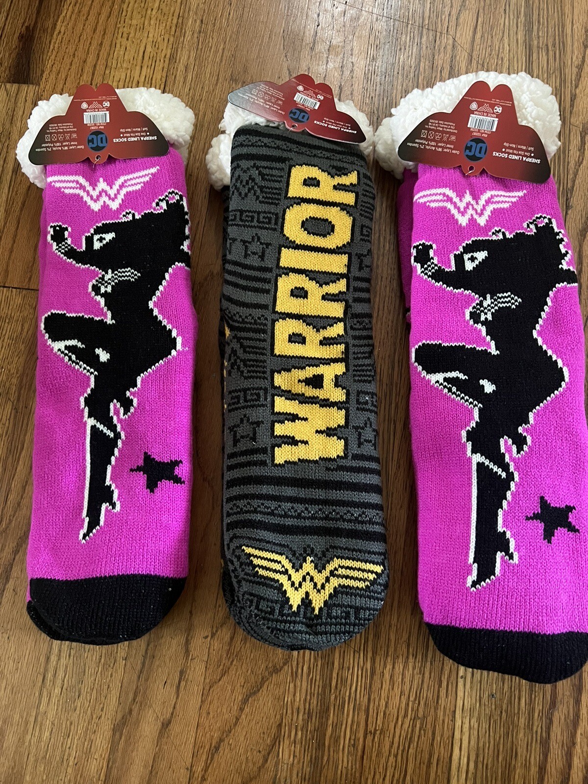 DC COMICS WONDER WOMAN SHERPA LINED SLIPPER SOCKS. BRAND NEW. ONE SIZE FITS MOST
