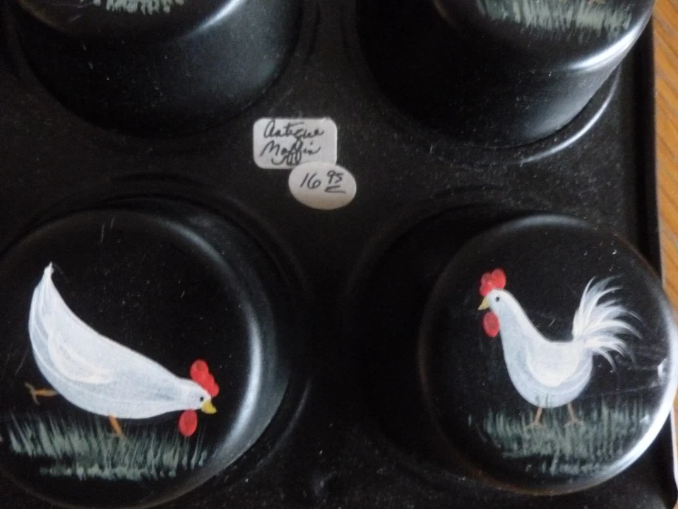 Primitive/Antique muffin  pan tole painting of chickens - Image 2 of 4