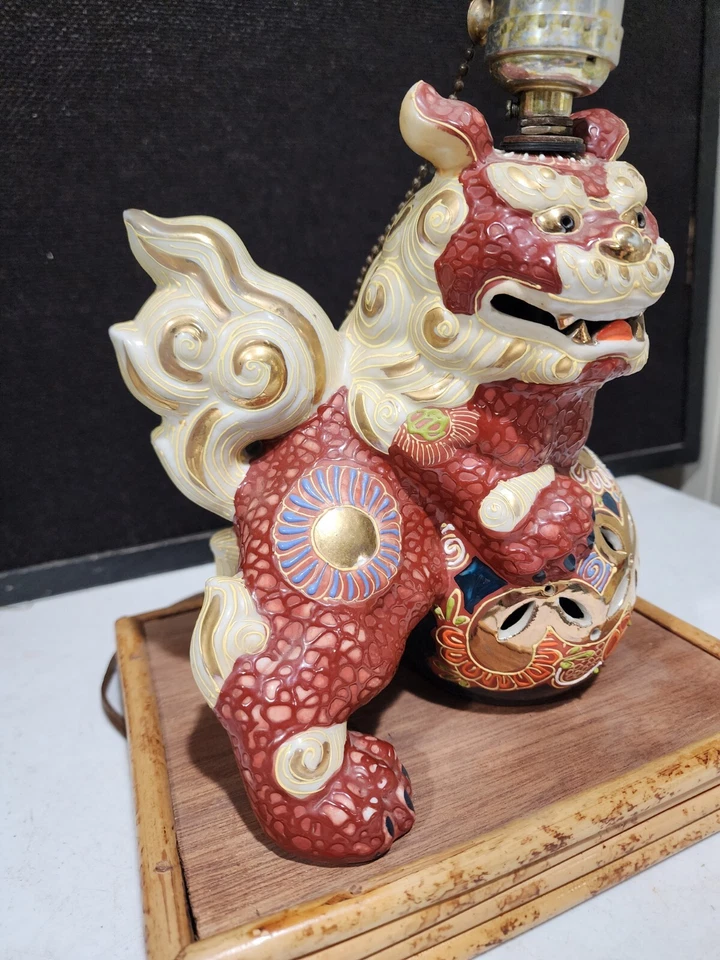 Gran Satsuma Japonés Foo Perro Figura Lámpara Asiática Imitación Bambú Base Madera Foto 3 de 4
