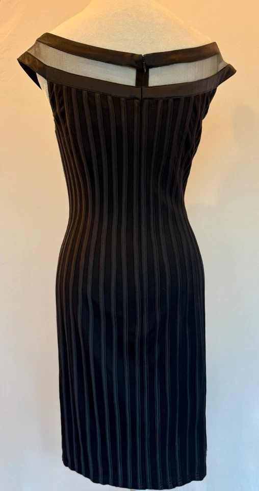 Vestido preto Frank Lyman tamanho 10 *linha high-end* detalhe de cetim decote de malha novo com etiquetas - Imagem 2 de 4