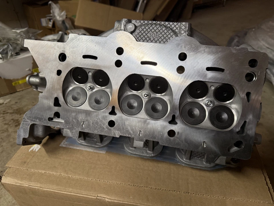 Culata Mopar original lado izquierdo 68141353AC Foto 3 de 4