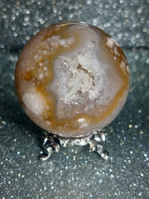 Blütenachat Druzy Kugel 218,1 g 54,3 mm mit Silberständer - glitzernde Kirschblüte