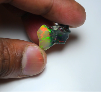 Opale blanche d'Éthiopie naturelle à facettes 1,14 carat