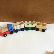 MELISSA  DOUG WOOD FARM TRAIN SET 3 CARS 1 ENGINE Some Accesssories