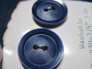 VINTAGE DAMAGED UNKNOWN CARD ROYAL BLUE SLANTED RIM LUC/PLA BUTTONS QTY 2