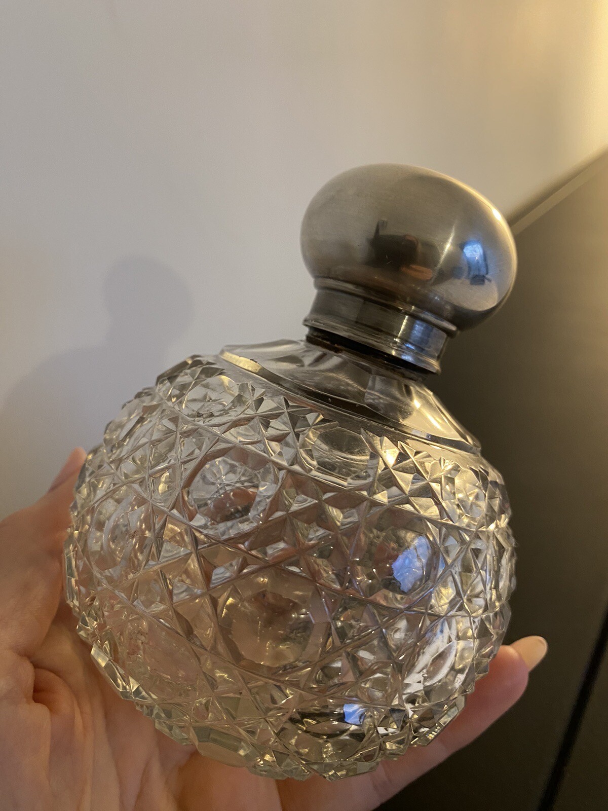 ANTIQUE VICTORIAN SILVER TOP CRYSTAL SCENT PERFUME BOTTLE VINTAGE CUT