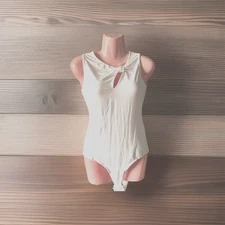 Ladies V By Very White Bodysuit / Top Sleeveless  Knot Detail Size 8 BNWOT