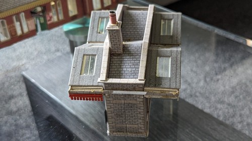 Job lot of OO gauge Station, waiting rooms & signal box most electrified - Picture 13 of 24