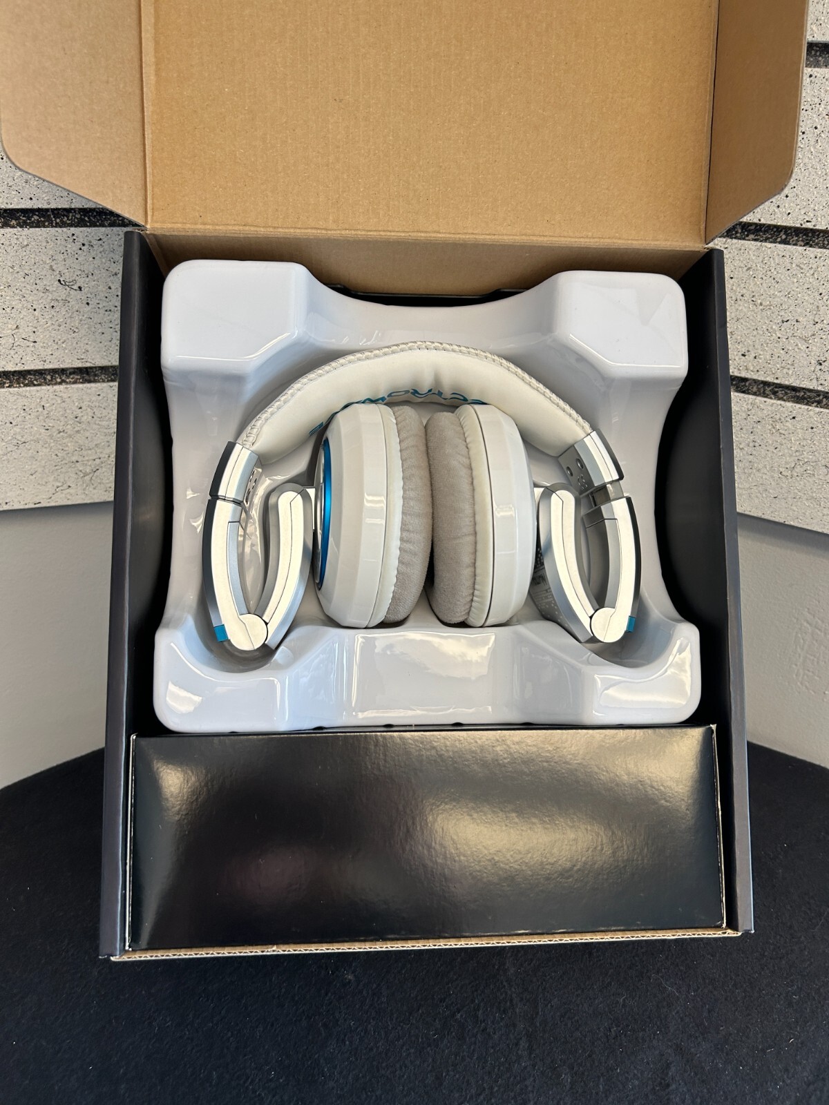 Numark ElectroWave Electro Wave Premium Isolating DJ Headphones eBay