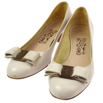 ferragamo bow pump