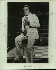 1981 Press Photo Andy Williams, Singer on stage - sap39959