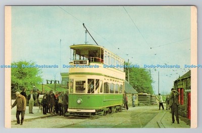 R805783 Blackpool. Das Straßenbahnmuseum. 40 absetzende Passagiere in Crich Town