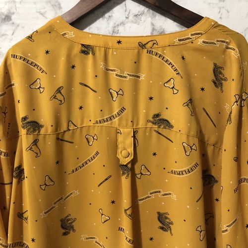 Blusa Torrid X Harry Potter Mujer Talla Grande 2 Hufflepuff Oro Harper Georgette - Imagen 8 de 11