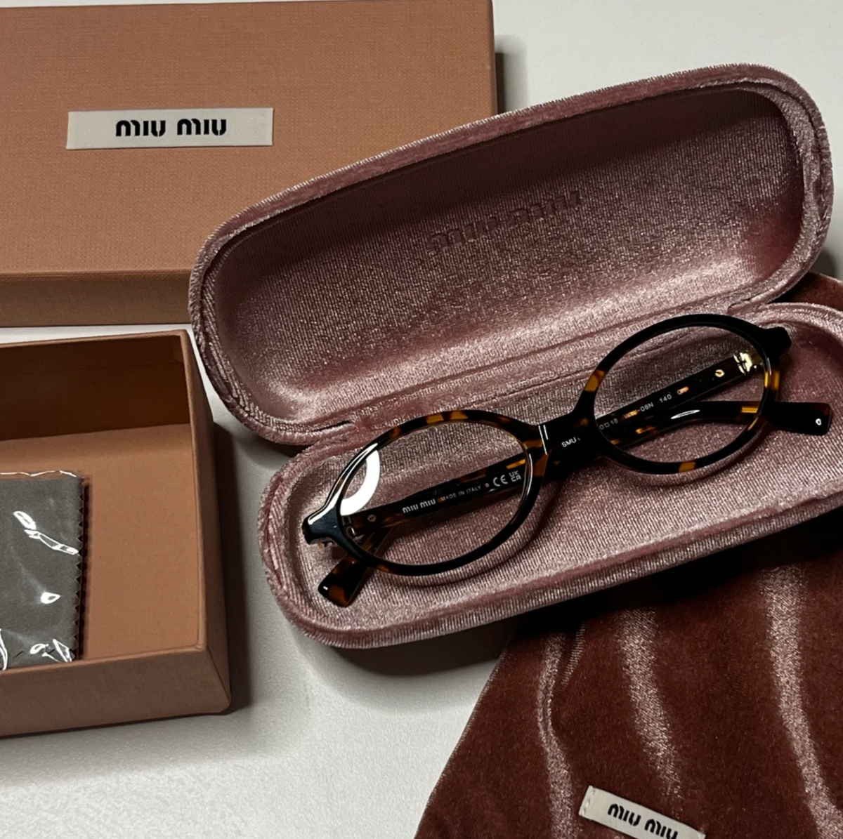 サングラス MIU MIU (W) Regard Sunglasses Blue Lenses Honey Standard Fit Miu Miu Regard Sunglasses Blue Lenses Honey Tortoiseshell