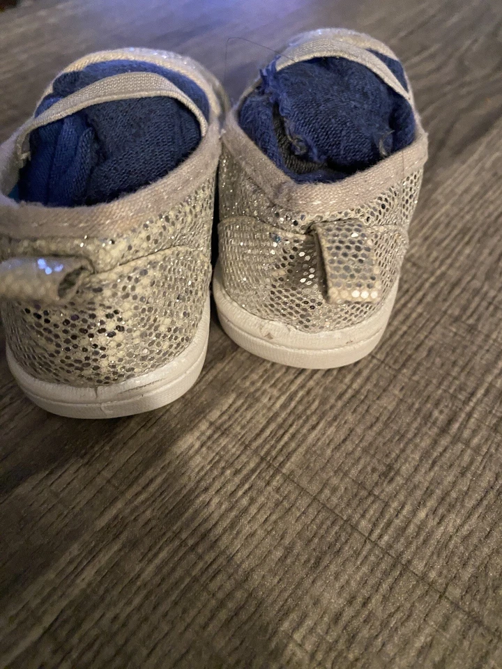 Zapatos plateados Garanimals para niños pequeños talla 4 Foto 2 de 4